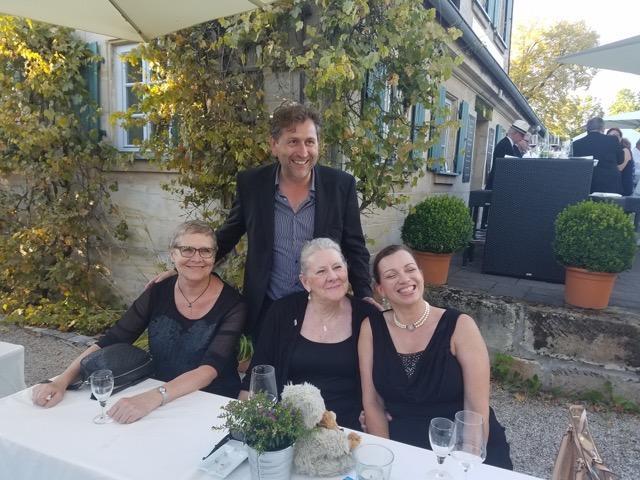 2016: From left, members Lis Bergmann & Pauline Holgerson with Andreas Schager at the Bayreuth Festival [photo, Lis Bergmann].